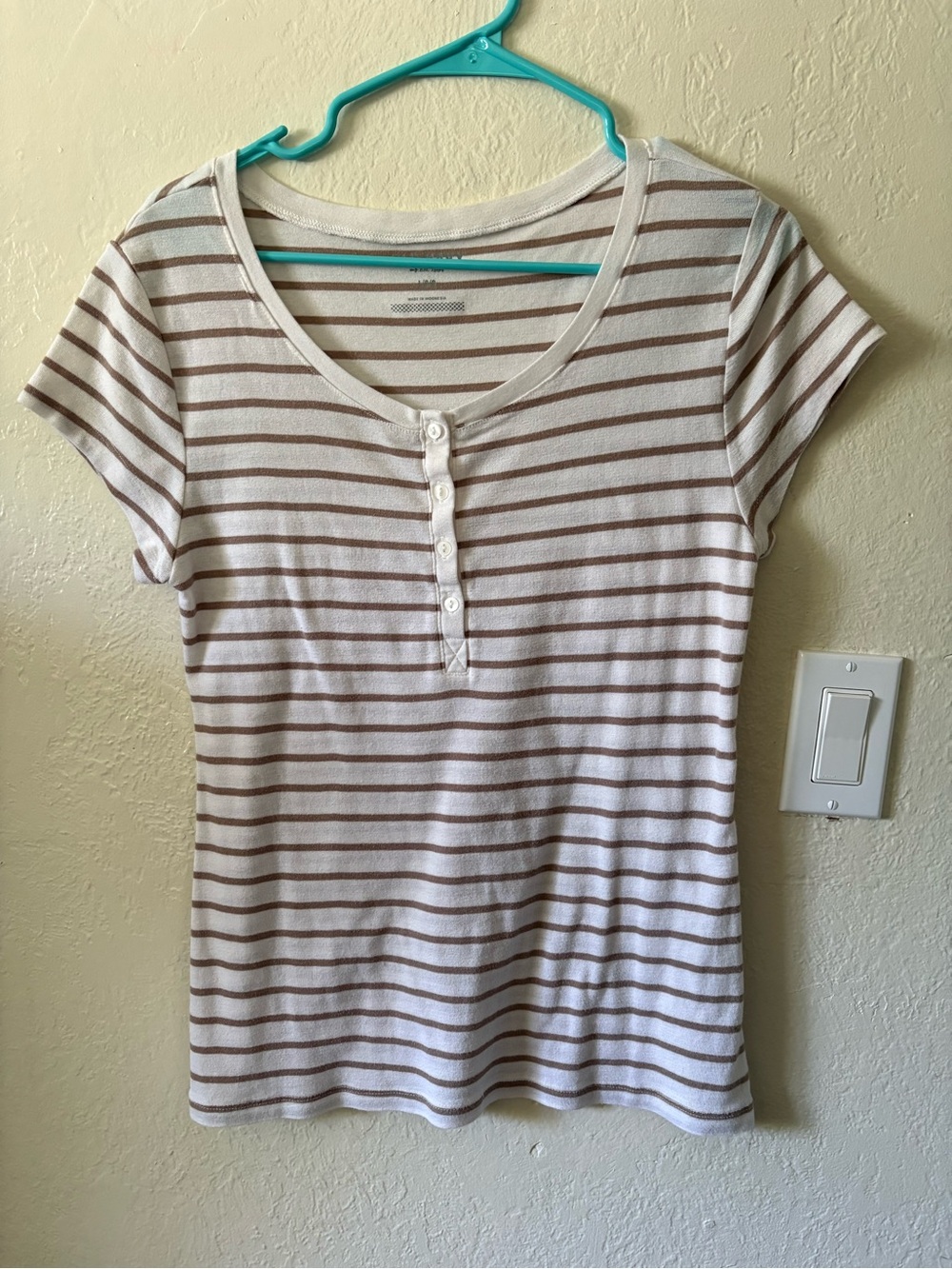 FINAL SALE 🗣️ Old Navy Striped Short Sleeve Henley Tee Cream & Brown Size L